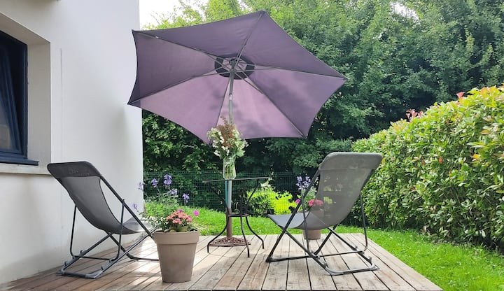 Terrasse avec chaises longues