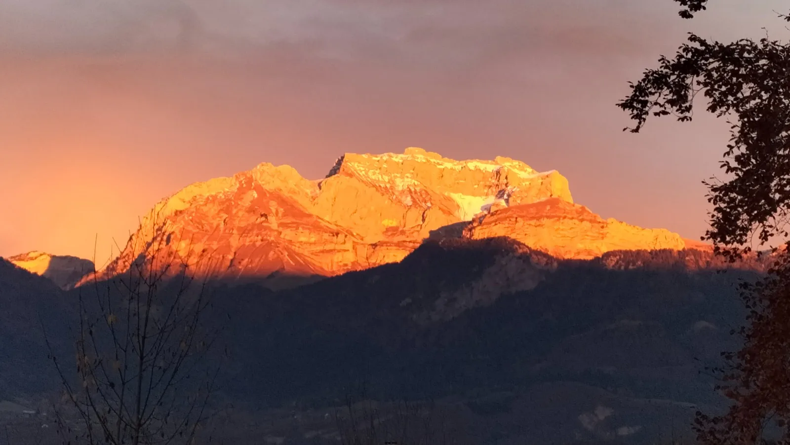 Vue sur la Tournette au coucher de soleil