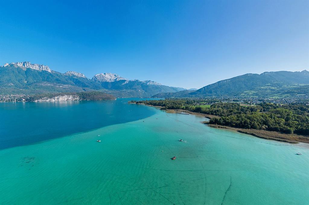Vue aérienne du lac d'Annecy