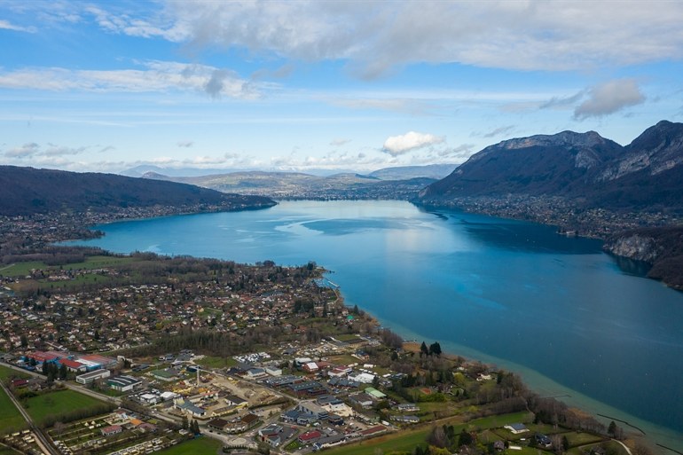 Vue aérienne du lac d'Annecy et de la voie verte
