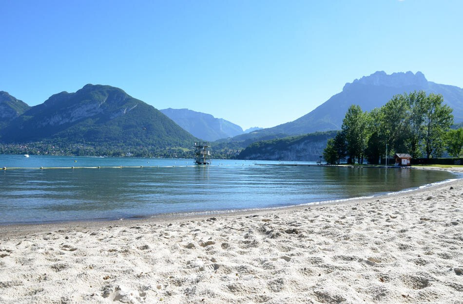 Plage de Saint-Jorioz — sable blanc et lac d'Annecy